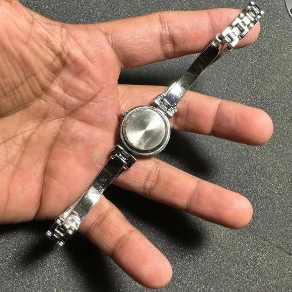 Ladies quartz silver tone diamond accent wrist watch working with new battery - Picture 10 of 10